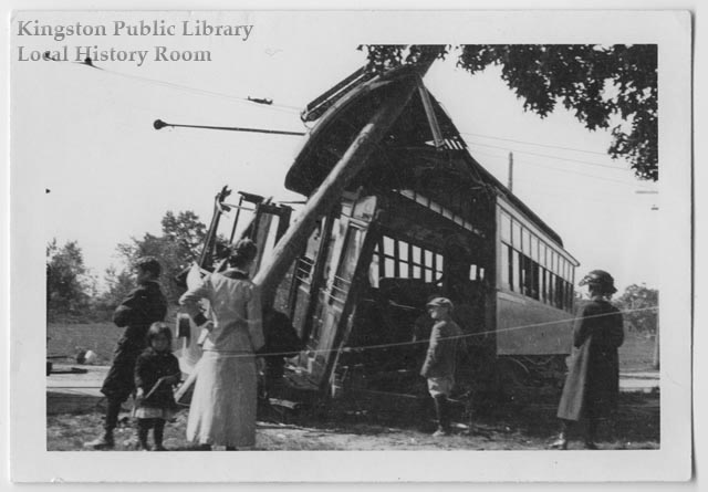 Spectators at trolley accident, 1910