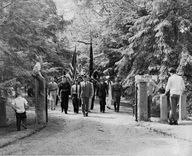 Memorial Day parade leaving Evergreen Cemetery, 1946