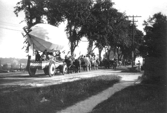 Dirigible float, Fourth of July parade, 1910