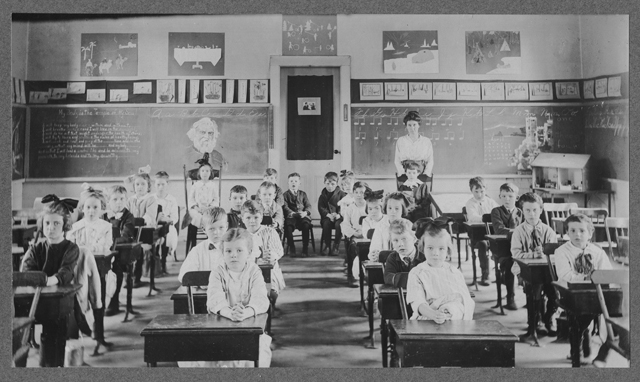 Mrs. Hardy's first grade class at the Center Primary School, 1915